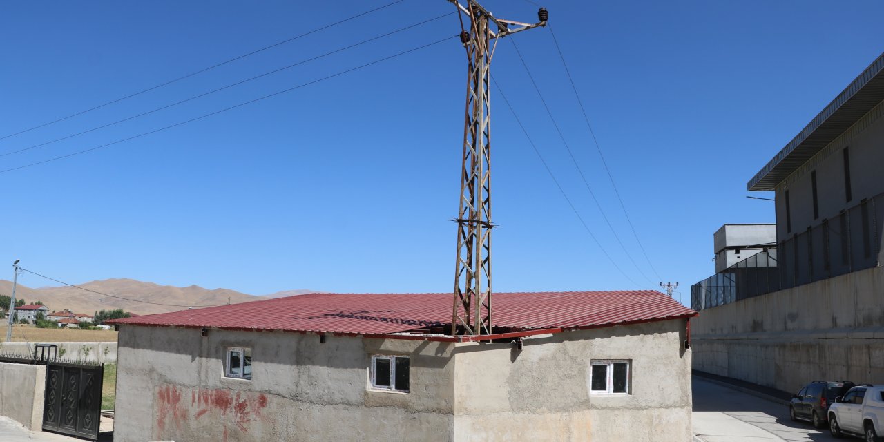 Elektrik Direği Tekstil Atölyesinin İçinde Kaldı