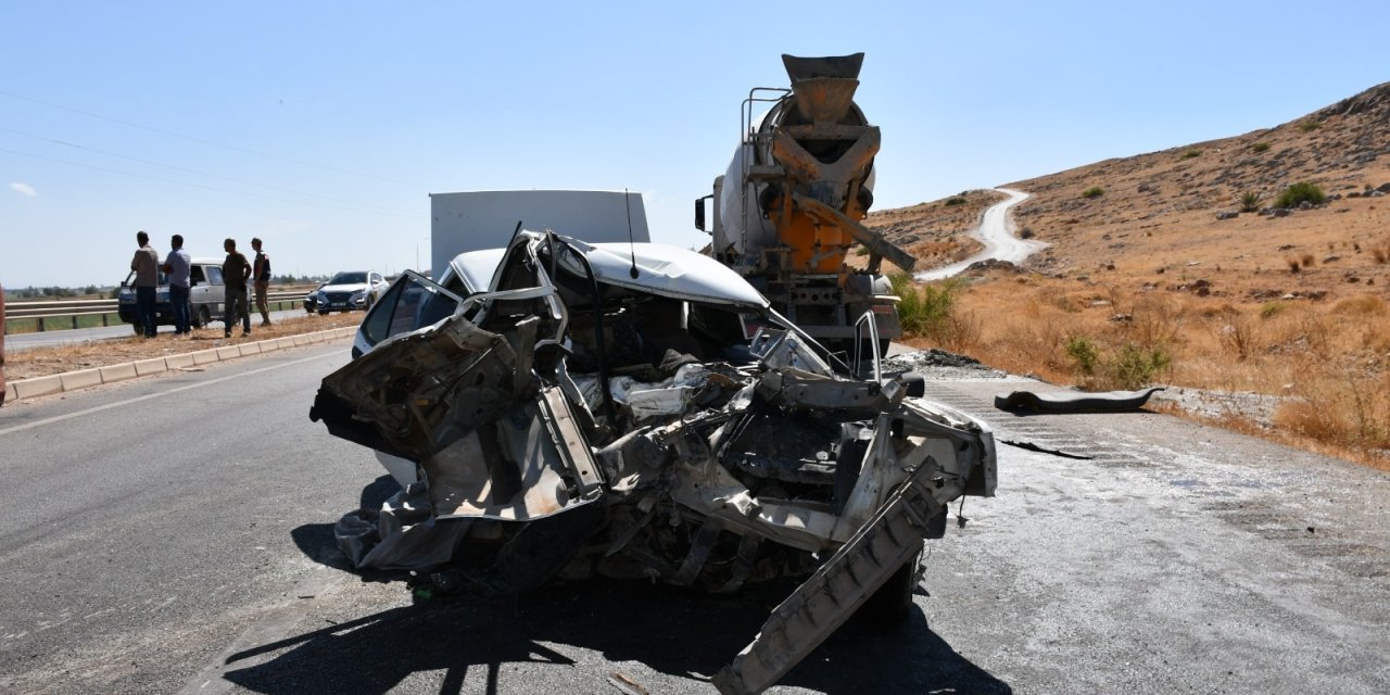 Hatay'da Beton Mikseri Otomobile Çarpıp Sürükledi: 2 Ölü