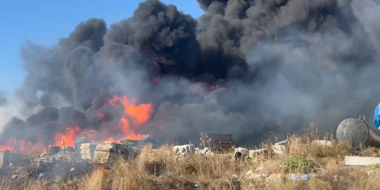 İstanbul- Arnavutköy'de Belediyeye Ait Depoda Çıkan Yangın Söndürüldü / Geniş Haber