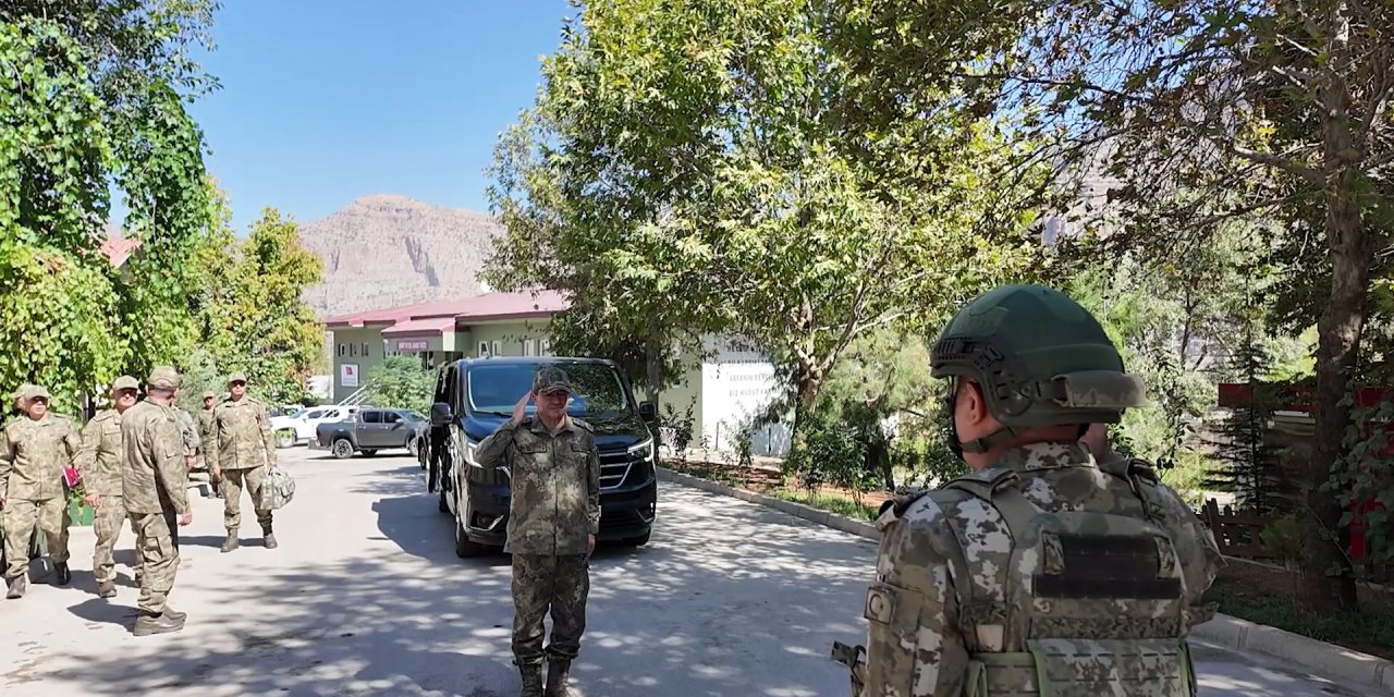 Kara Kuvvetleri Komutanı Bayraktaroğlu, Hudut Hattı Ve Sınır Ötesinde İncelemelerde Bulundu