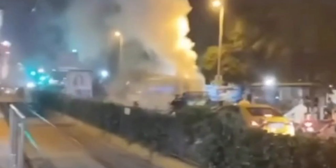 İstanbul - Beyoğlu'nda Durakta Bekleyen Otobüste Yangın Çıktı