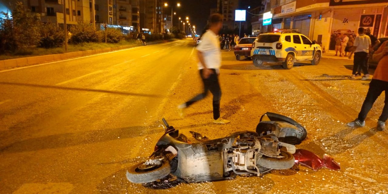 Adana - Otomobille Çarpışan Motosikletli Yaralandı; Kaza Kamerada