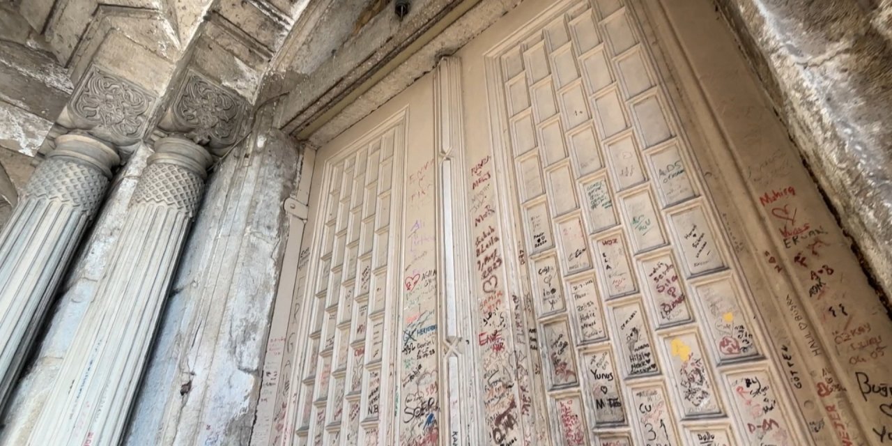 İstanbul - İki Sarayı Birbirine Bağlayan Tarihi Geçit, Yazı Tahtasına Döndü