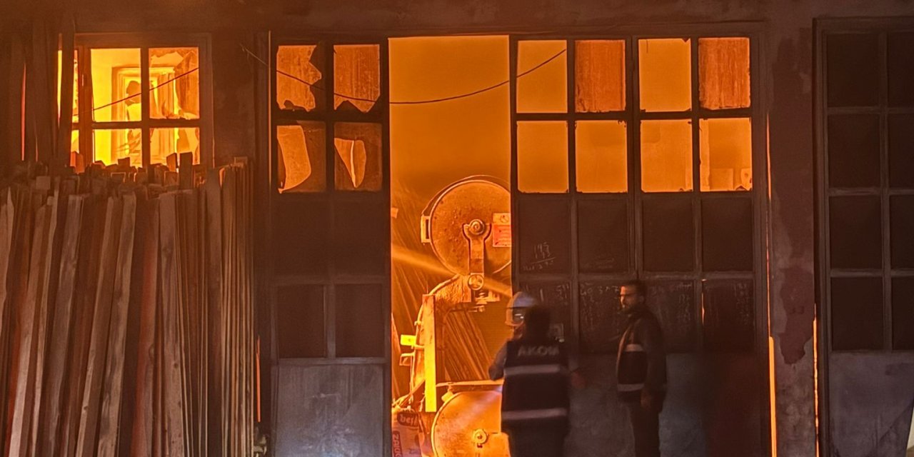 Adana'da, Marangoz Atölyesindeki Yangın Korkuttu