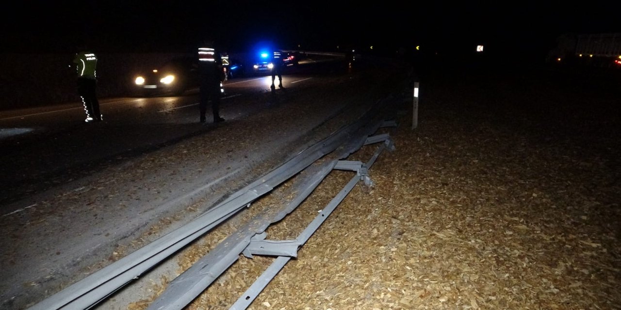 Çanakkale'de Bariyerlere Çarpıp Devrilen Tır'ın Şoförü Öldü