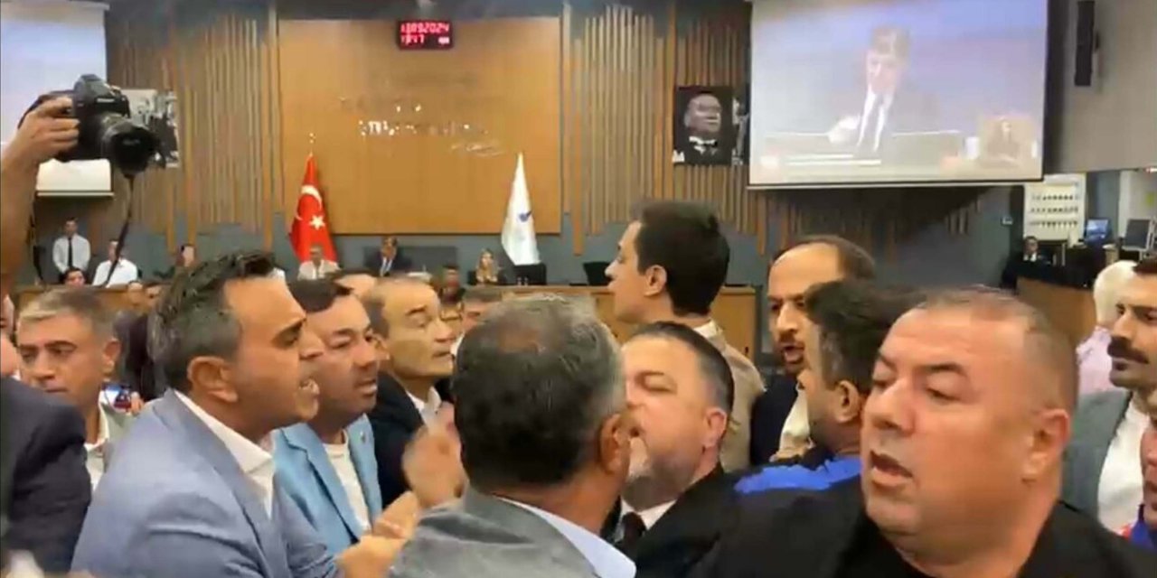 İzmir Büyükşehir Belediyesi'nin Meclis Toplantısında Arbede Çıktı