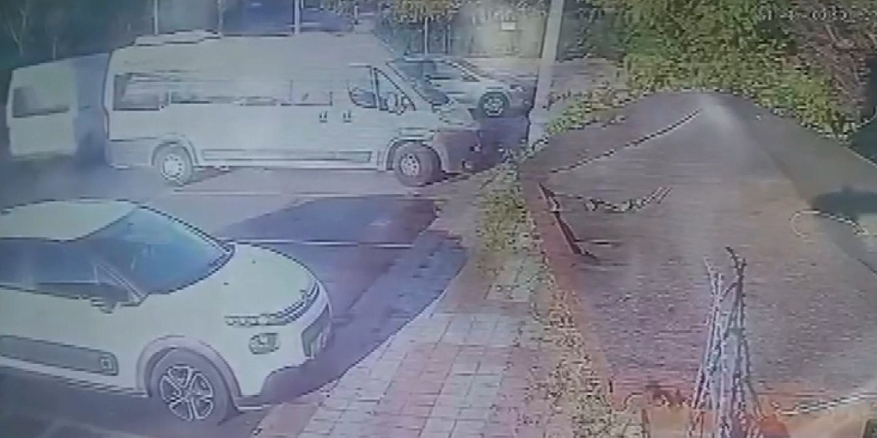 İstanbul- Küçükçekmece'de Okul Yolundaki Kaza Güvenlik Kamerasında