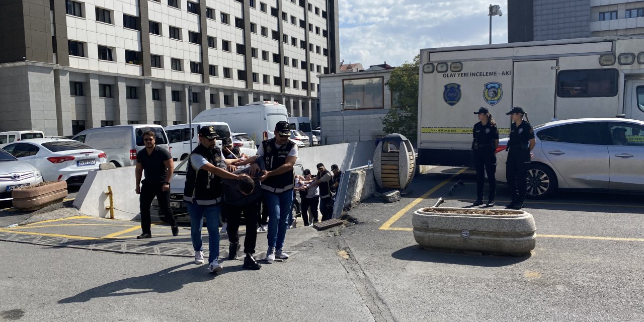 İstanbul - Üsküdar’da Kemal Çağlar Temel Cinayetinde Gözaltındaki 17 Şüpheli Adliyeye Sevk Edildi