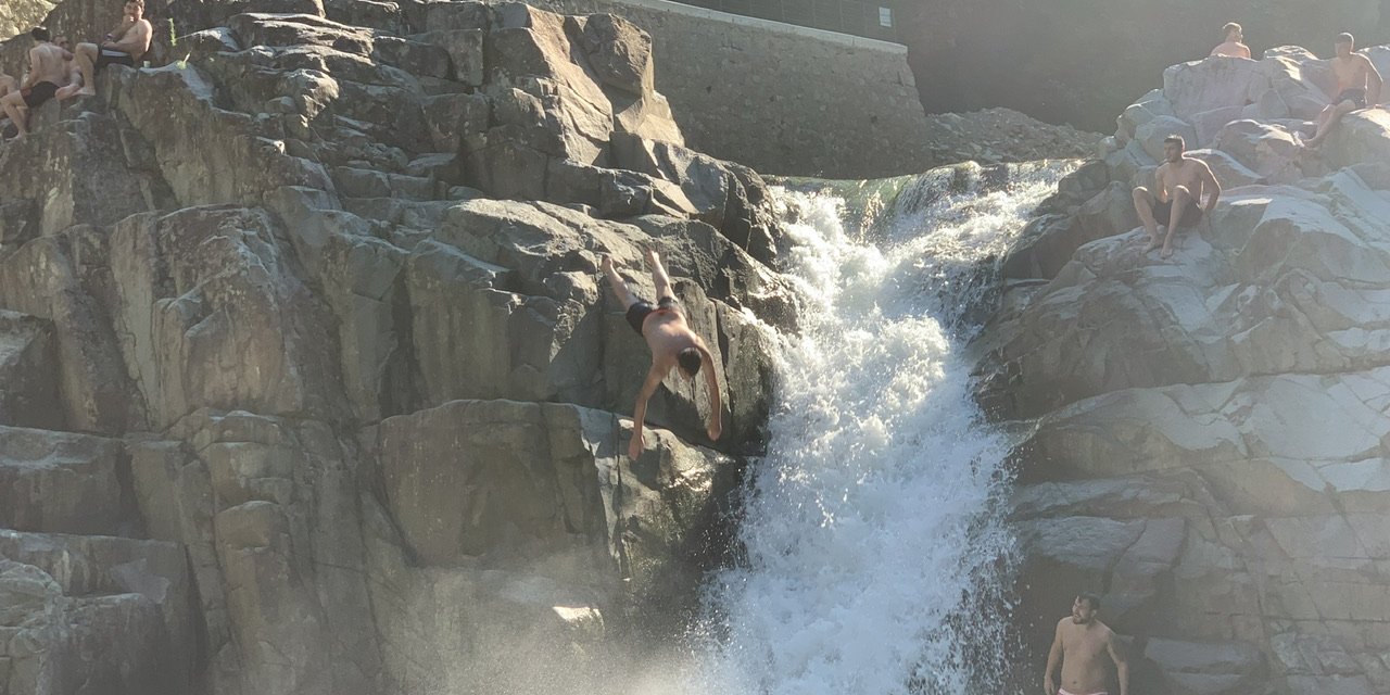 Rize'de Şelalede Tehlikeli Serinlik