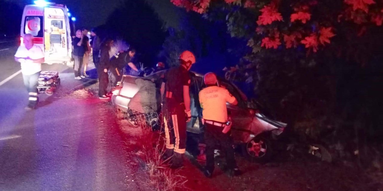 Otomobil Şarampole Yuvarlanıp Ağaca Çarptı; Baba Ve Oğlu Öldü, 2 Kişi Yaralandı