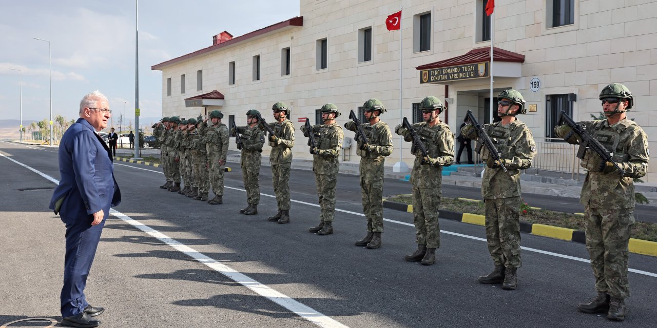 Bakan Güler, Bayburt'ta 17’nci Komando Tugay Komutan Yardımcılığın'da İncelemelerde Bulundu