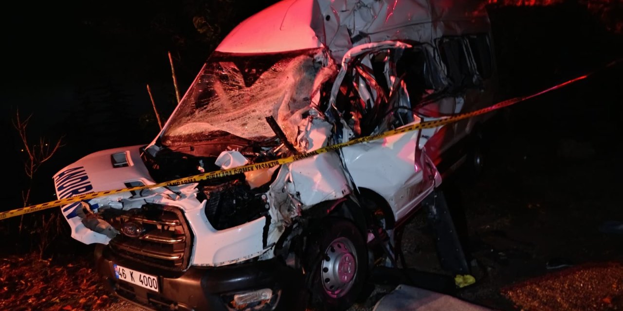 Kamyonla Minibüs Çarpıştı: 1 Ölü, 2 Yaralı