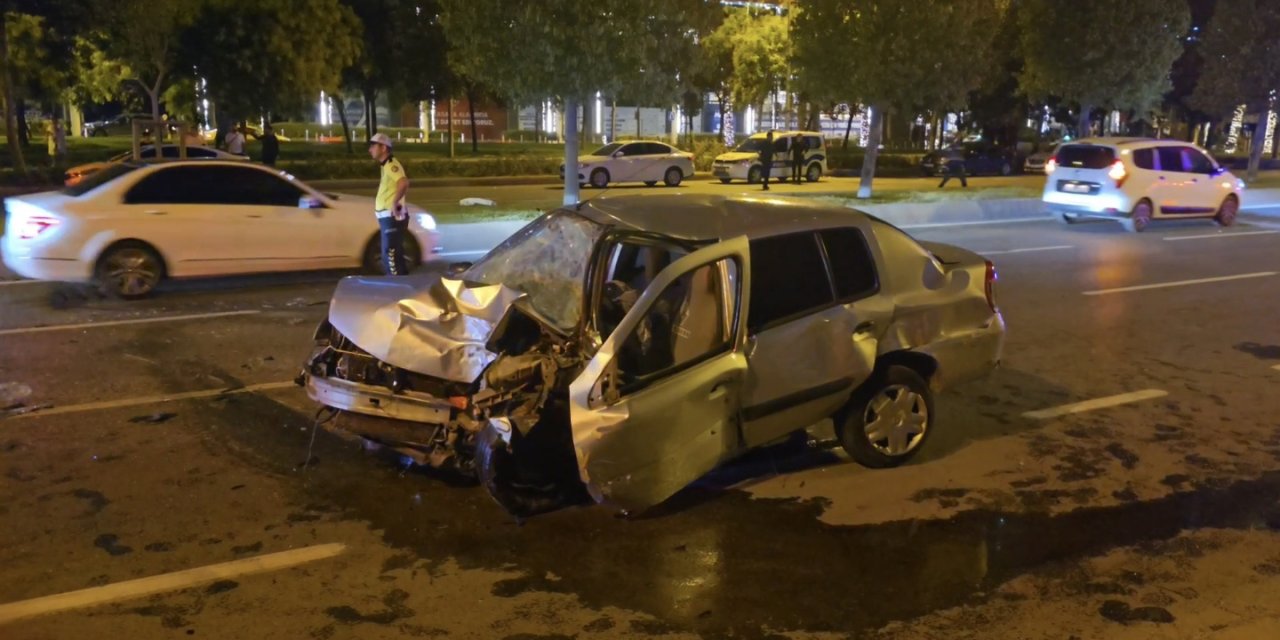 İstanbul - Kartal'da Refüjü Aşan Otomobil Ağaca Çarparak Yola Savruldu; 2 Kişi Ağır Yaralandı