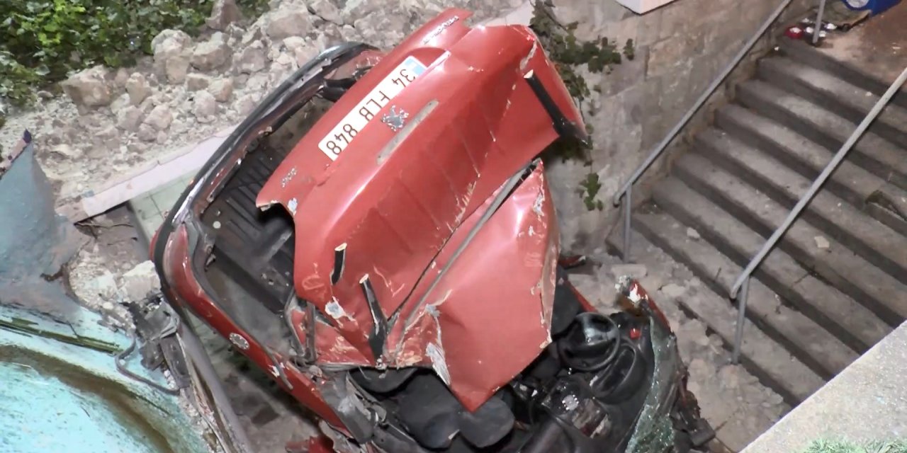 İstanbul - Beşiktaş'ta Otomobil Merdiven Boşluğuna Uçtu: 1'i Ağır 3 Yaralı