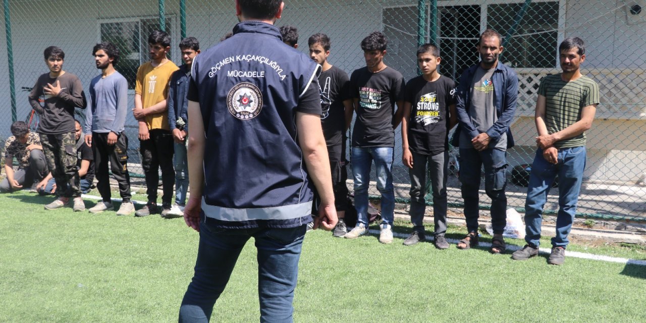 Tır'ın Dorsesinden 39 Kaçak Göçmen Çıktı