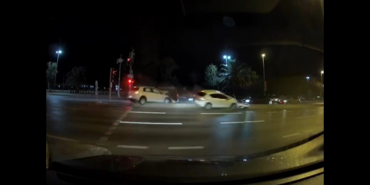 Kartal’da, Kırmızı Işıkta Geçen Otomobilin 2 Araca Çarptığı Kaza Kamerada; 3 Yaralı