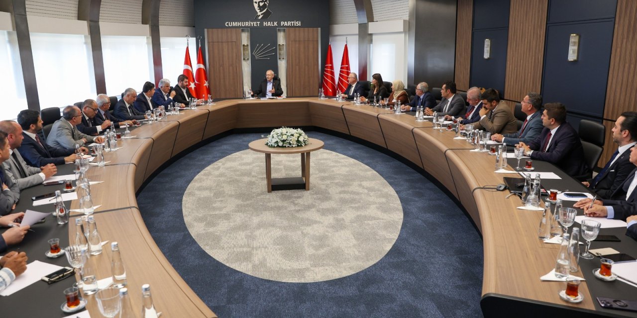 Kılıçdaroğlu, Partisinin Ankara İl Başkanı Akıllı İle İlçe Başkanlarını Kabul Etti