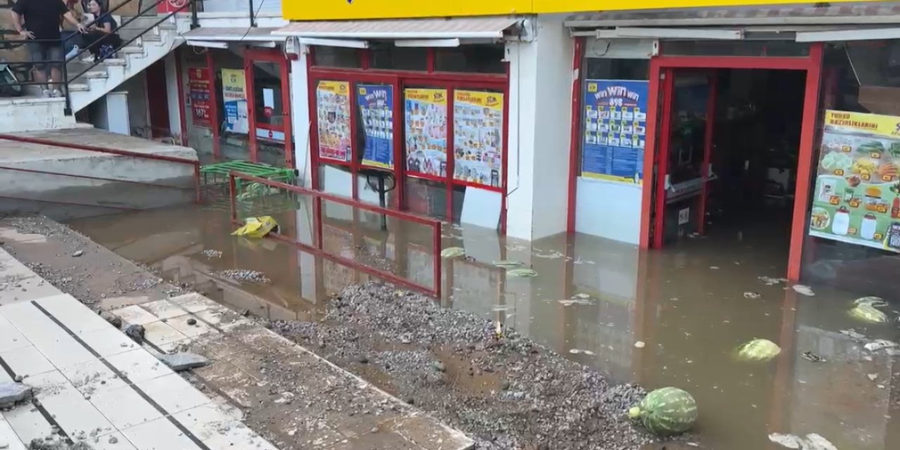 Muğla - Bodrum'da Ana İsale Hattı Patladı; Suyla Dolan Zincir Market Çalışanlarını Vatandaşlar Kurtardı