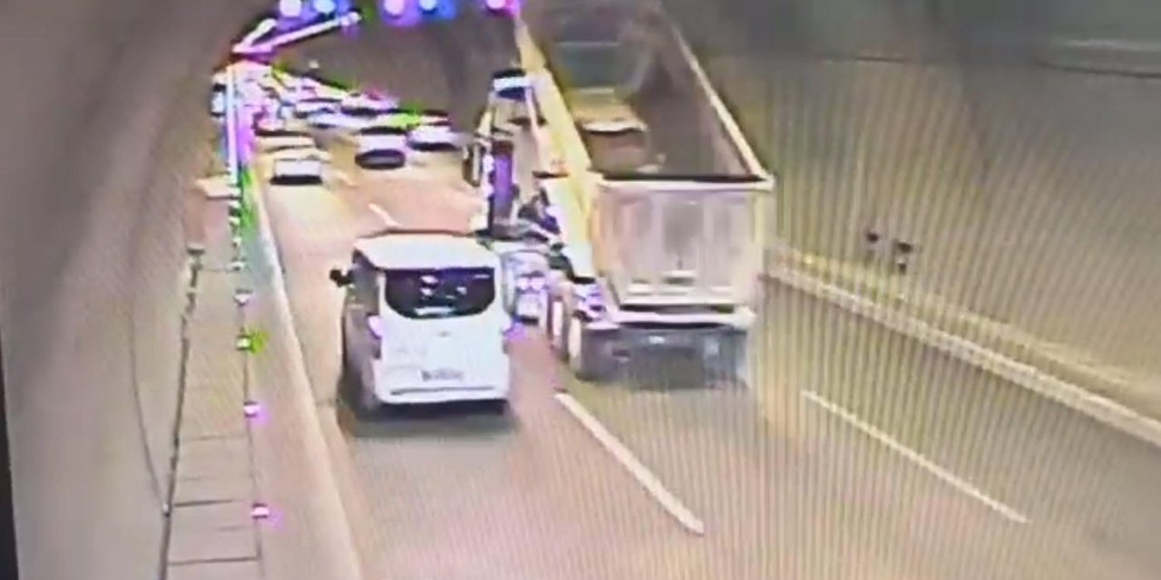 Damperi Açık Kalan Kamyon, Dmi Levhasını Devirdi