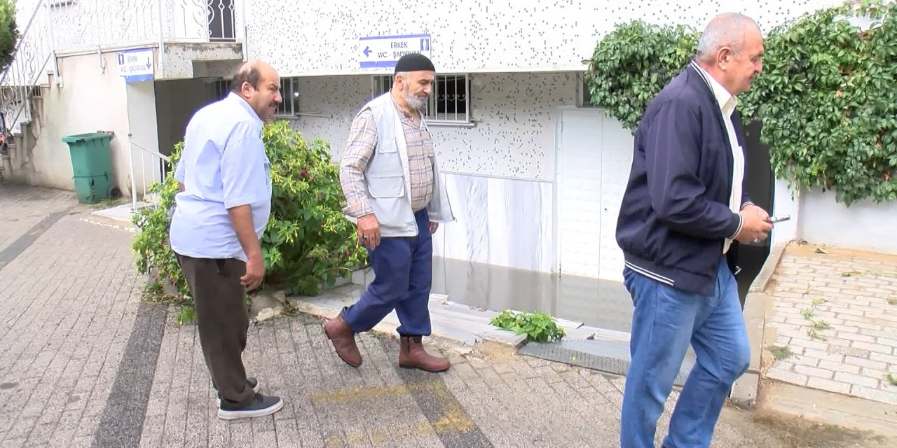 İstanbul- Küçükçekmece'de Caminin Şadırvanını Su Bastı