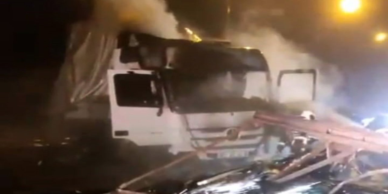 Gaziantep'te Bariyerlere Çarpıp Yanan Tır'ın Şoförü Yaralandı