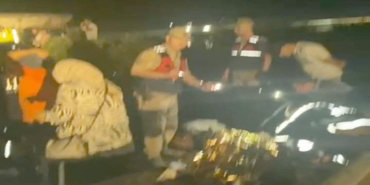 Gaziantep'te Tur Midibüsü Refüje Çarptı: 20 Yaralı