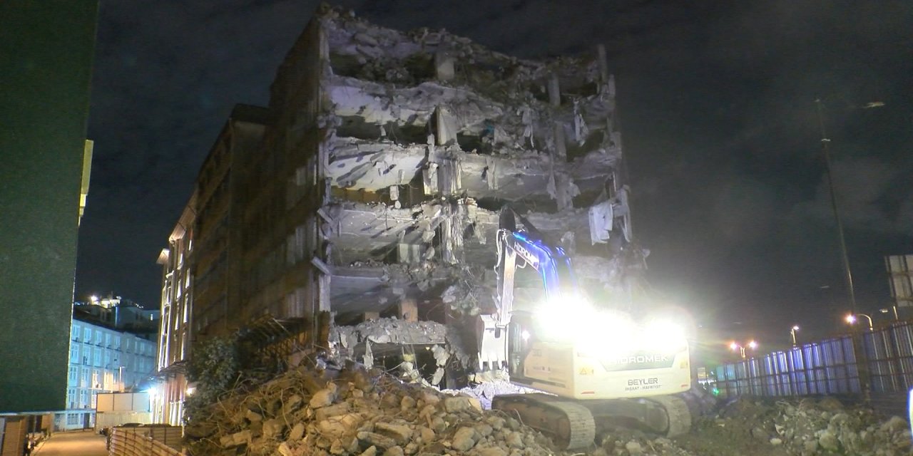 İstanbul-fatih'teki İstanbul Ticaret Borsası'na Ait Atıl Binada Yıkım Çalışması