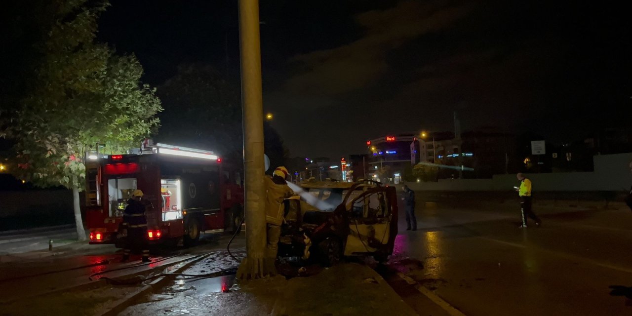 Bursa'da Kontrolden Çıkan Hafif Ticari Araç, Direğe Çarpıp Alev Aldı