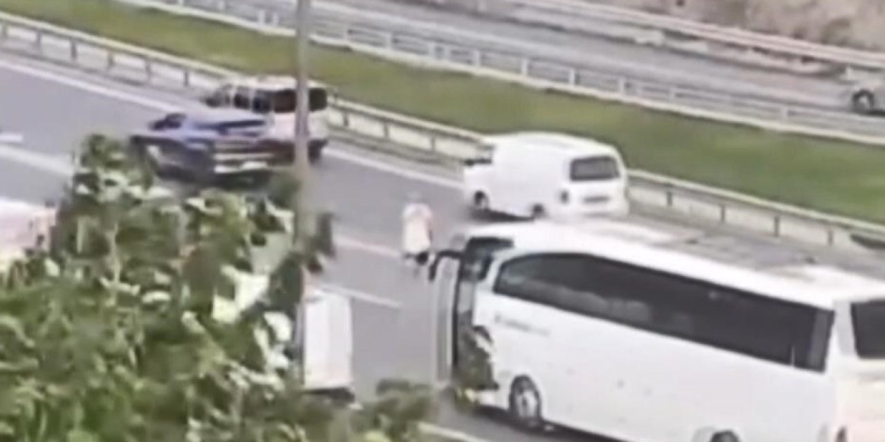 İstanbul - Sultangazi Tem Otoyolunda Yürüdü; Ölüme Davetiye Çıkardı