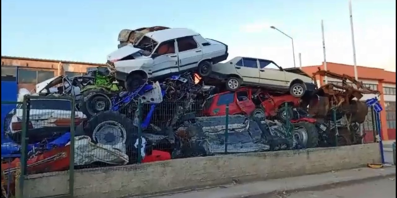 Depremde Hasar Gören Otomobillerle 'Change' Yapan 4 İş Yerine Operasyon; 4 Gözaltı