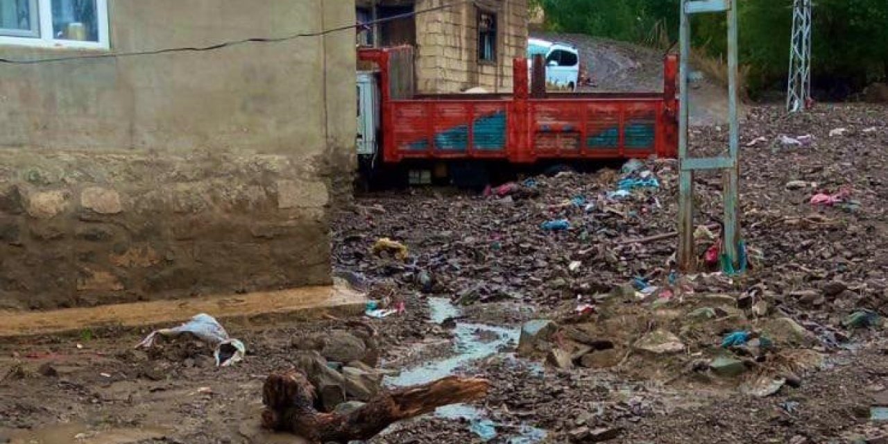 Van'da Sağanak Sele Yol Açtı