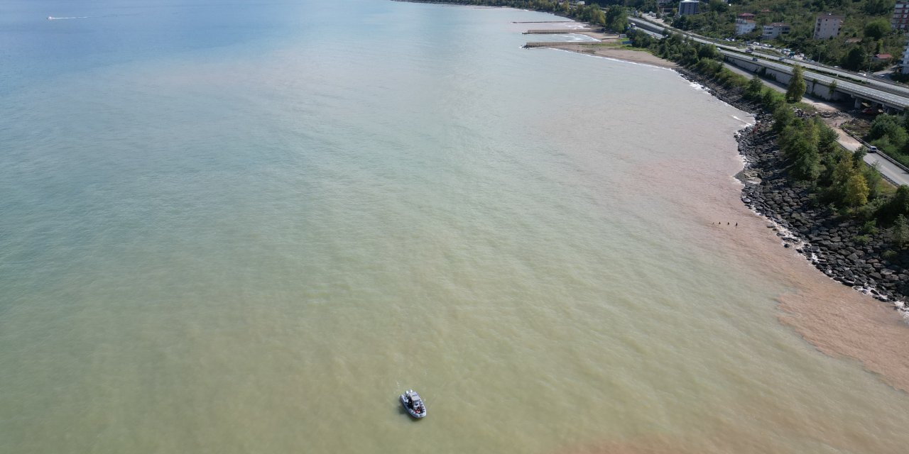 Trabzon’da Sel Sonrası Karadeniz Renk Değiştirdi; Kayıp Kişi Aranıyor