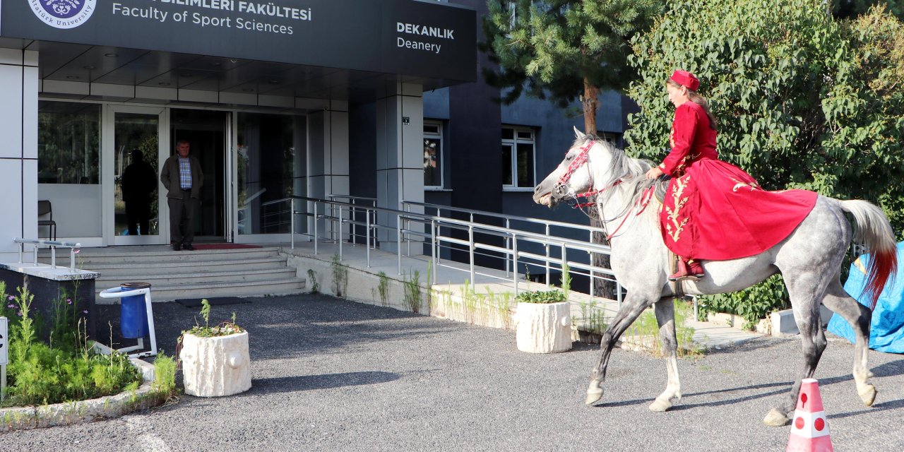 Atlı Okçuluk Tezini, Atıyla Götürüp Teslim Etti