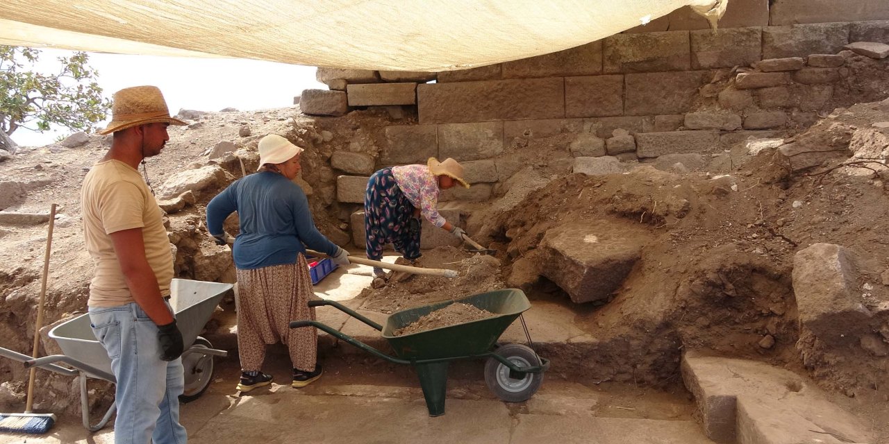 Assos Antik Kenti'ndeki Çalışmalarda Çeşme, Han Ve Surlar Ortaya Çıkarılıyor