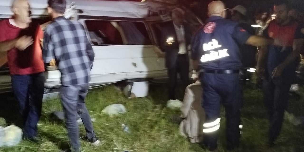 Bingöl'de Yolcu Minibüsü Devrildi: 13 Yaralı