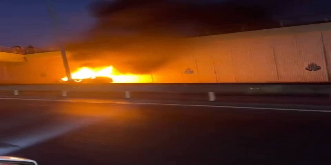 İstanbul- Bakırköy'de Alev Alev Yanan Otomobil Metal Yığınına Döndü