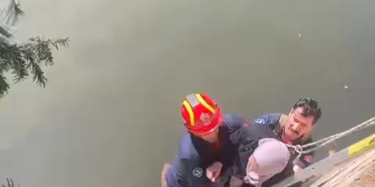 İstanbul - Kağıthane'de Derede Mahsur Kalan Kadını İtfaiye Kurtardı