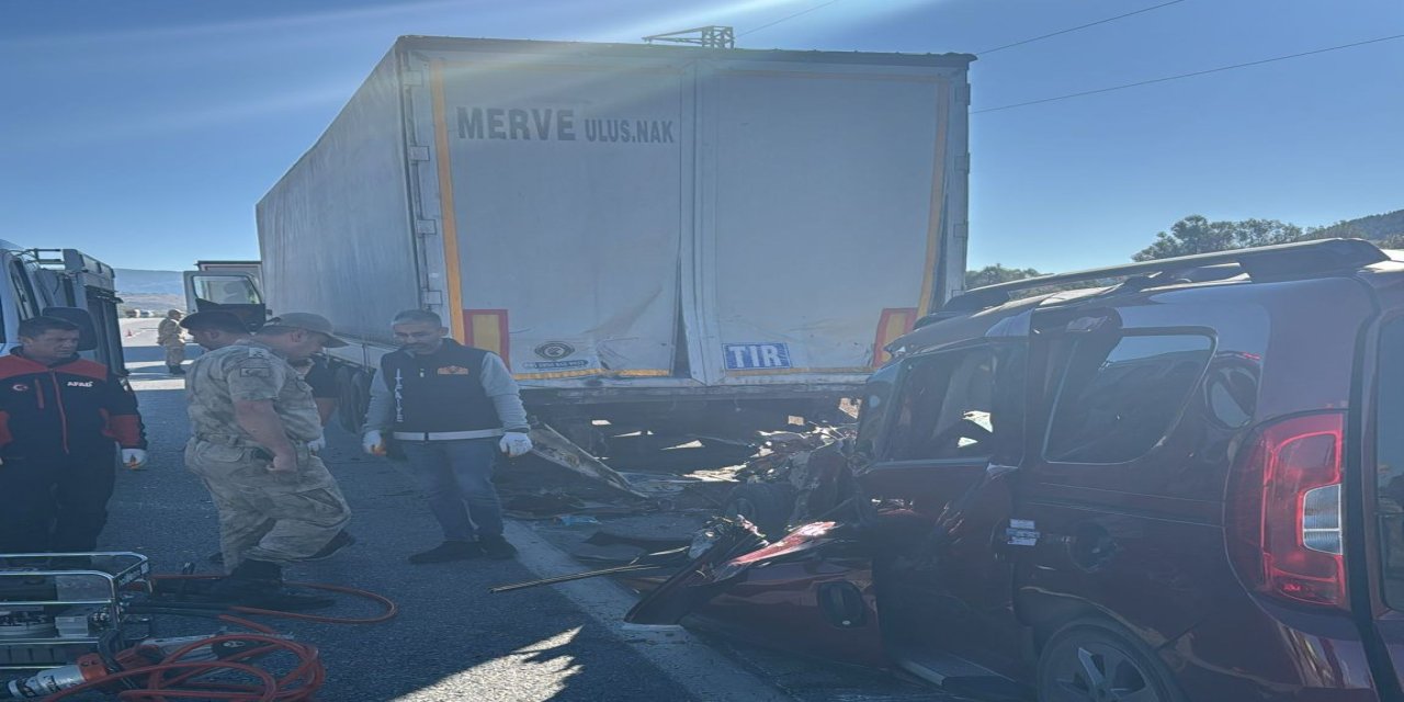 Hafif ticari araç, park halindeki TIR'a çarptı: 3 ölü, 2 yaralı
