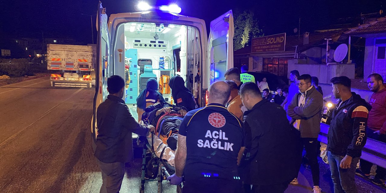 Manisa'da İki Motosiklet Çarpıştı; 2 Arkadaş Yaralandı