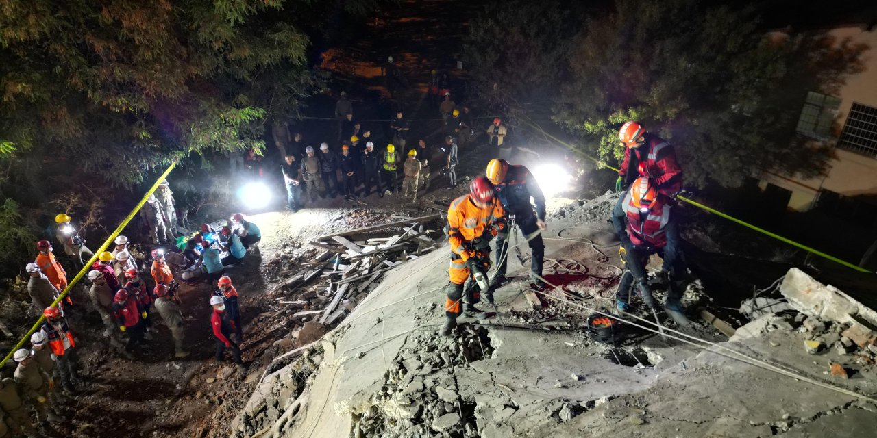 Uzmanların 'Deprem' Uyarısında Bulunduğu Tunceli'de, Yıkılan Hasarlı Binada 'Tatbikat'