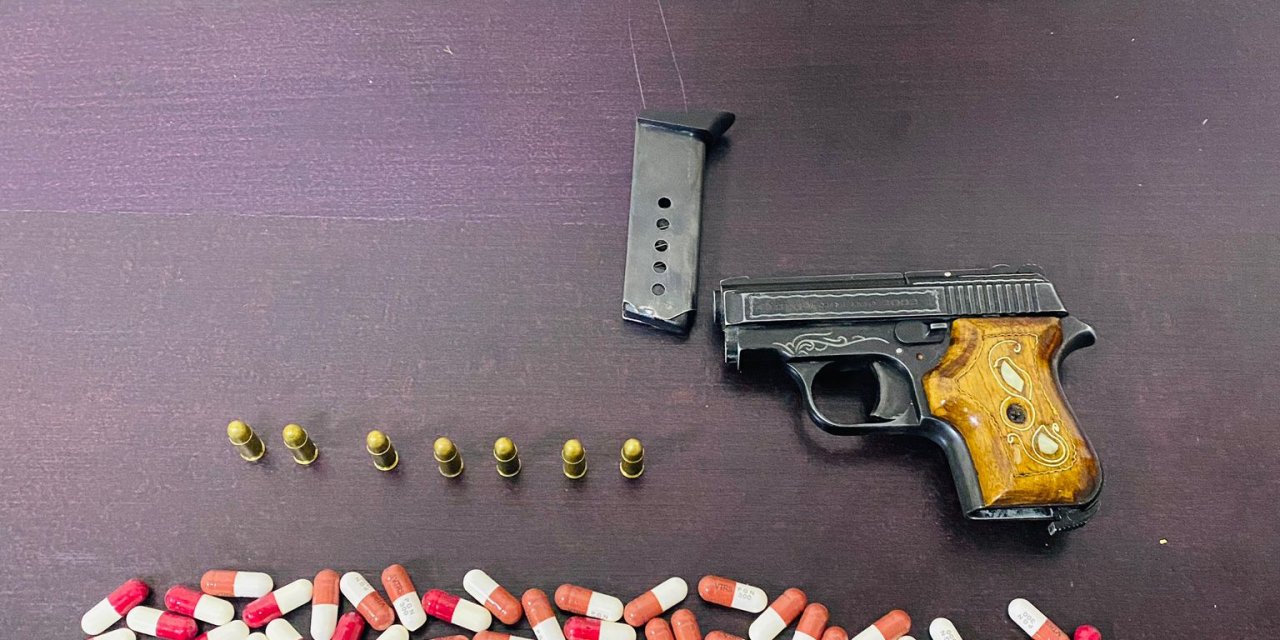 Bayraklı'da Yapılan Denetimlerde 238 Adet Sentetik Ecza Hap Ele Geçirildi, 10 Kişi Yakalandı