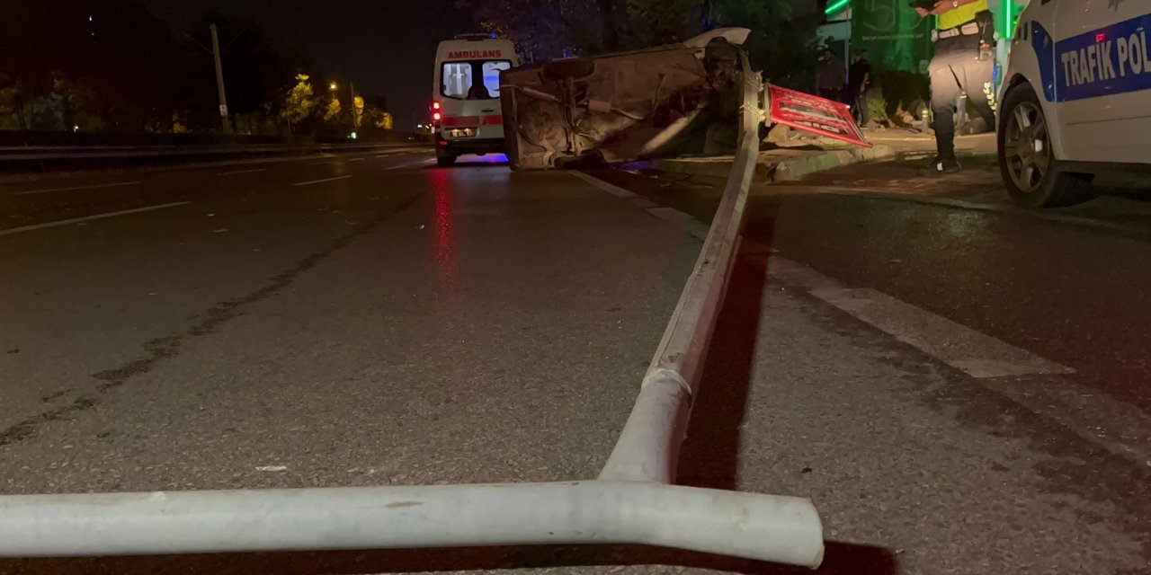 Otomobil Aydınlatma Direğine Çarptı: 1 Yaralı
