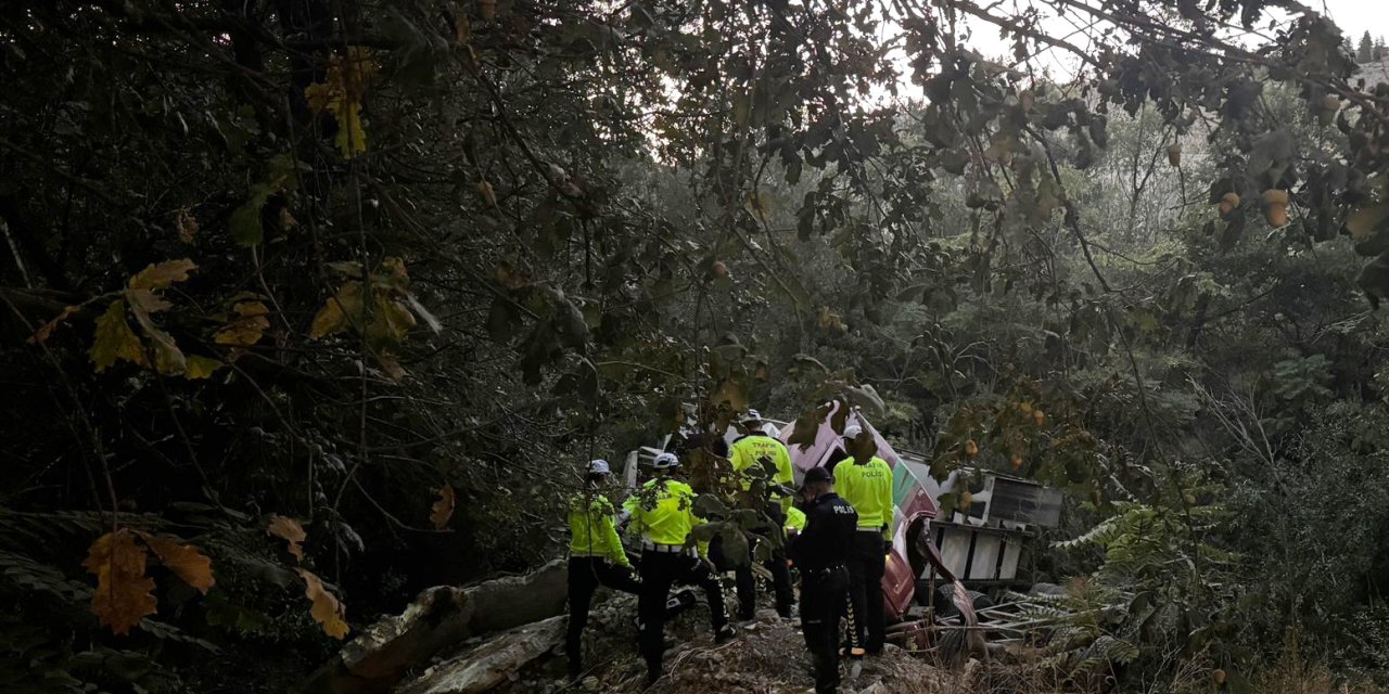 Konya'da Şarampole Devrilen Kamyonun Şoförü Öldü