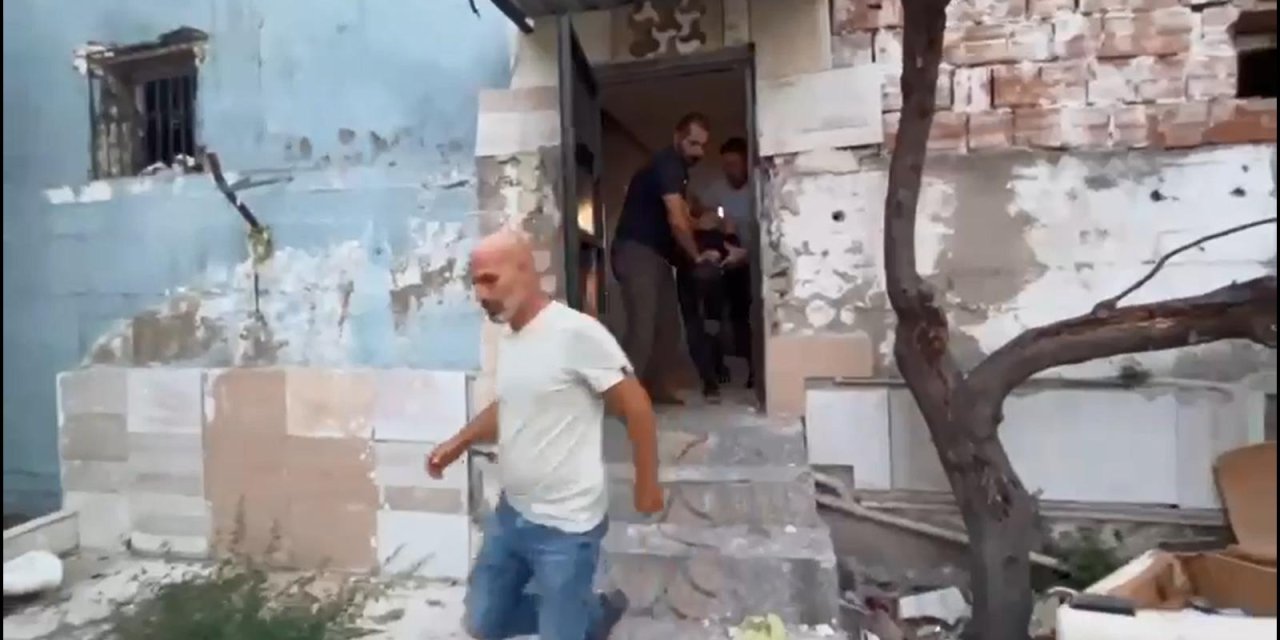 Firari Hükümlü Saklandığı Metruk Binada Yakalandı; Baskın Kamerada