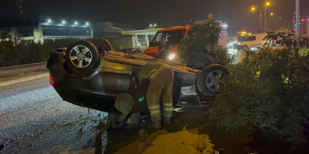 Otomobil, Pano İle Ağaçlara Çarparak Ters Döndü; 2 Yaralı
