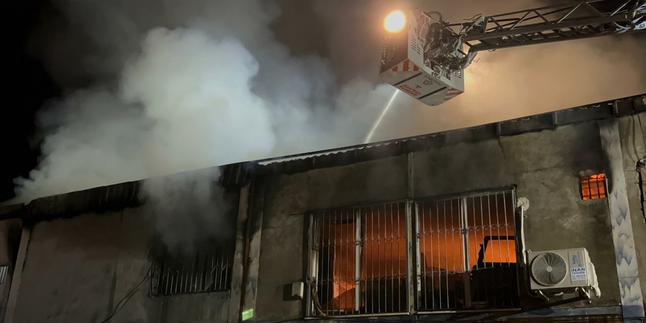 Antalya'da, Sanayi Sitesinde Yangın; 3 İş Yeri İle 3 Otomobil Kullanılamaz Hale Geldi