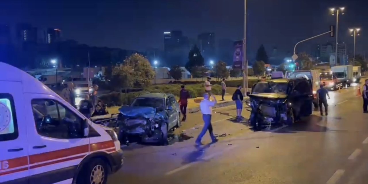 İstanbul-  Pendik'te, Kırmızı Işıkta Geçen Minibüs, Karşı Yönden Gelen Otomobil İle Çarpıştı: 3 Yaralı