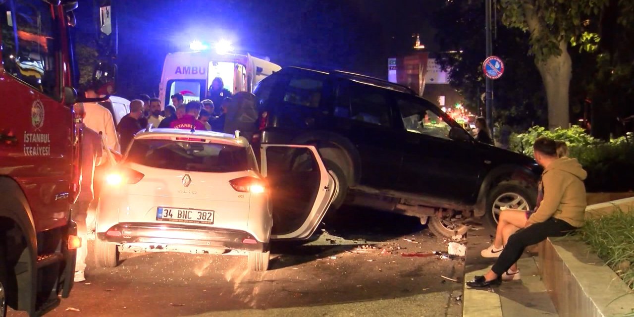 İstanbul-  Beşiktaş'ta, Kontrolden Çıkan Otomobil 5 Araca Çarptı; Kaza Sonrası Kavga Kamerada