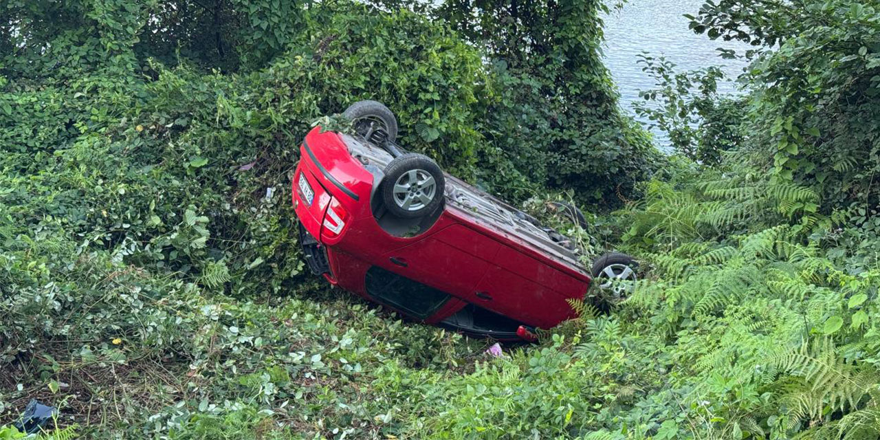 Rize’de otomobil şarampole devrildi