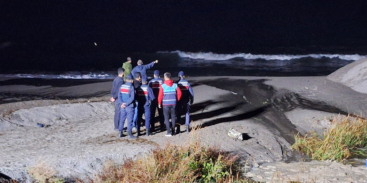 Alabora olan teknedeki 2 kişiden biri yüzerek kıyıya çıktı, diğeri kayıp